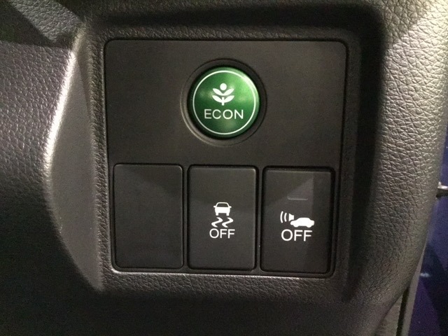 ハンドルの右側にはVSA（ABS＋TCS＋横滑り抑制）の解除スイッチなどがついています。燃費に役立つECONボタンもここです。