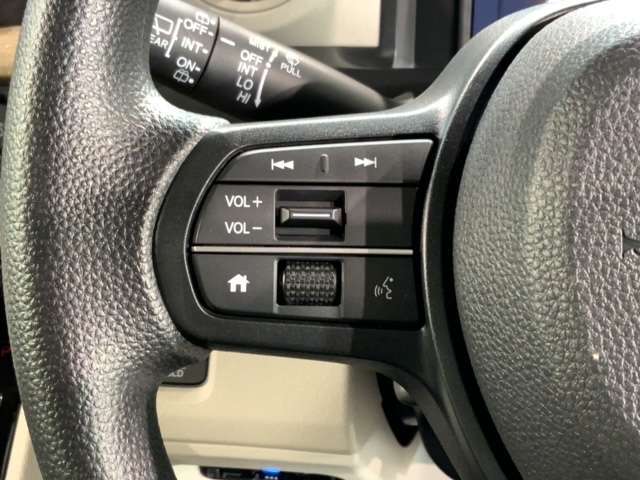 ステアリングにオーディオ操作スイッチが付いています。オーディオ画面に直接タッチしなくても操作が出来ますので、運転に集中できます。