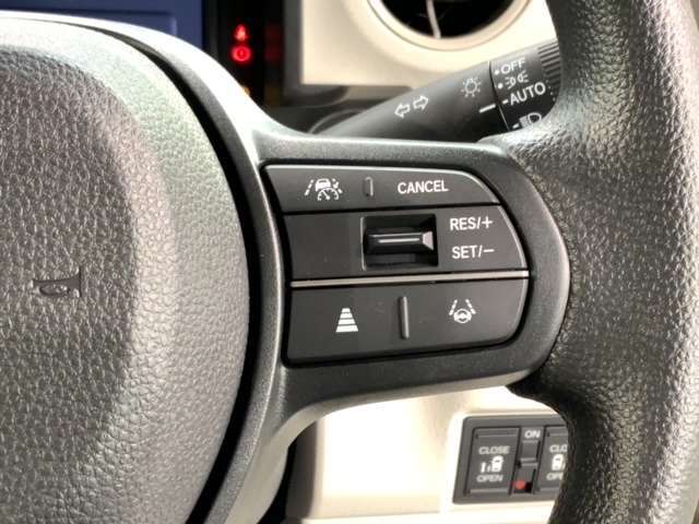 クルーズコントロールを装備しています。高速道路などで一定の速度で走ってくれるので運転が楽ですよ！速度を設定できますので、スピードの出しすぎにも注意できます。
