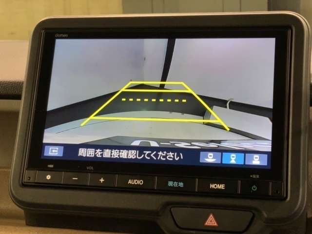 リバースギアに入れるだけで後方の表示へ切り替わります。夜間や雨の日の駐車も楽になりますよ。