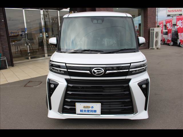 広い展示場には目移りしちゃうくらい軽・届出済未使用車が展示されてます