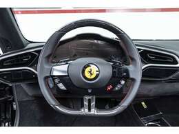 カーボンLEDステアリング　鍛造ダイヤモンドフィニッシュホイールスクーデリアフェラーリロゴ　チタンホイールボルト　跳ね馬刺繍