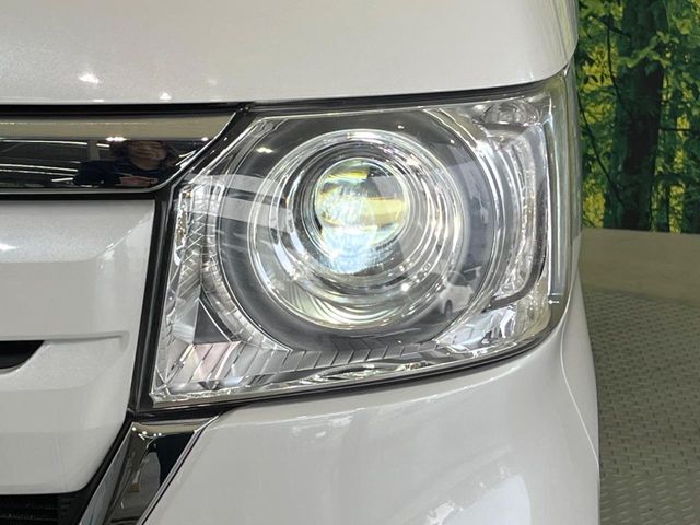 【LEDヘッドライト】悪天候や夜間走行時も良好な視界を確保し安心して運転できる高輝度LEDヘッドライトを装備！点灯速度が早く、消費電力も抑えられています。