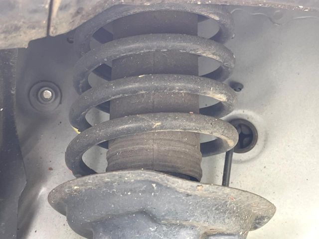 お車を安心してお乗りいただく為には、足回りの定期点検が欠かせません。サービスサポート（有償保証）では無料点検もご提供しており、安心のカーライフをお過ごしいただけるサポート体制が整っています。