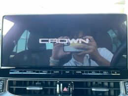 【メーカー純正ナビ】インテリアに溶け込むスタイリッシュな「専用設計」メーカーナビを装備♪視認性や操作性など基本性能にも優れ、より上質なカーライフをお楽しみいただけます。