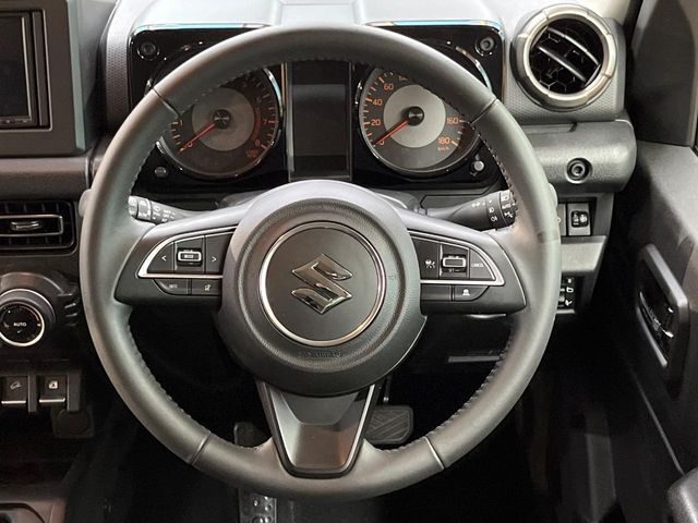 【純正革巻きステアリング】上質な革を使用することで、手にしっかり馴染みとても運転しやすいハンドルです♪