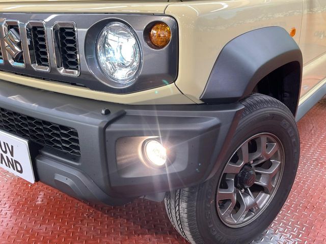 【LEDヘッドライト】悪天候や夜間走行時も良好な視界を確保し安心して運転できる高輝度LEDヘッドライトを装備！点灯速度が早く、消費電力も抑えられています。