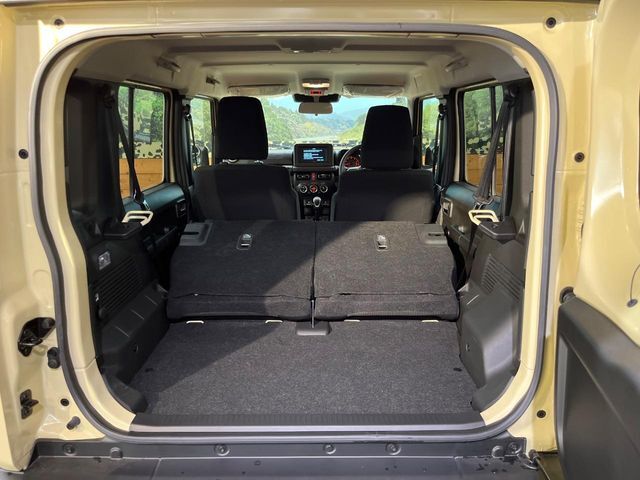 普段のお買い物や通勤、送迎等に十分な荷室スペースを確保しております。セカンドシートを倒すと、大きな荷物の積載も可能です♪