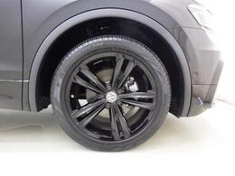 純正19インチアルミホイール：輸入車ならではの卓越した走りを支えるホイールと足回りです！日本車の走りに慣れている方にもぜひ体感して頂きたい程高いレベルでまとまっています。