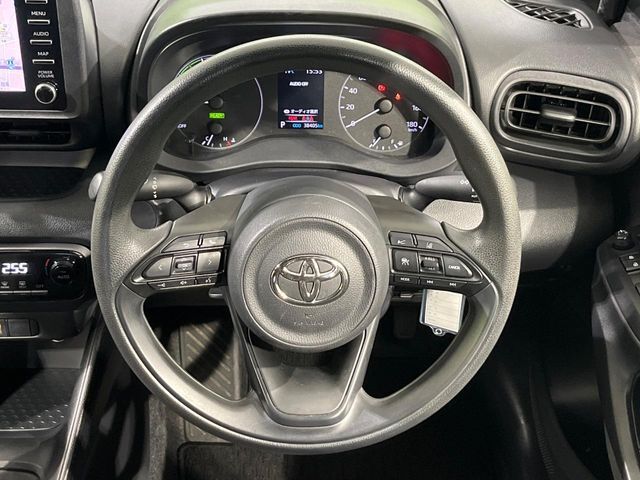 インテリアに合わせたデザインのステアリングは、運転される方のことも考え、運転しやすい形状、大きさです。是非一度、実際に触ってお確かめください。