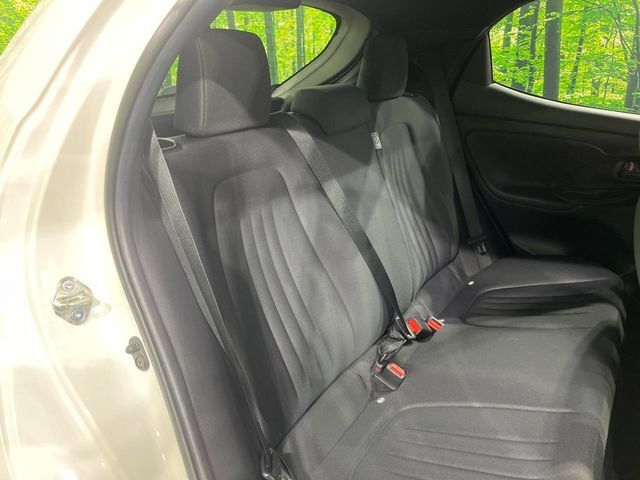 後部座席も気になるようなキズ・汚れやへたり等、大きなダメージはなく、良好な状態です。
