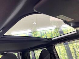 【ガラスルーフ】ガラスルーフ搭載で車内の解放感が一気にアップ！開放的なドライブをお楽しみいただけます。