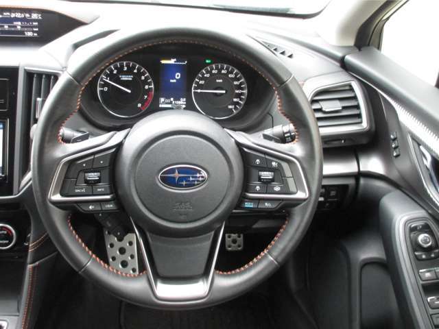 ステアリングも状態良くキレイです☆　パドルシフト☆　クルーズコントロール☆　SIーDRIVE☆　ECO-C☆