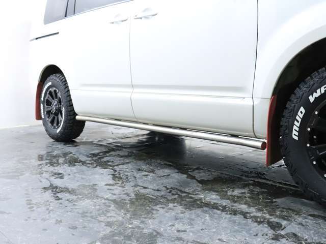 弊社の車にはエンジン、ミッション、ブレーキ、ステアリングといった主要部分に対して、12ヶ月間、距離無制限の【無料保証】が付いています。更にはオプションで【期間延長】も可能です。
