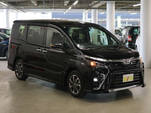 雨が降ってもゆったりと車選びができる全天候型立体展示場！エスカレーター完備！