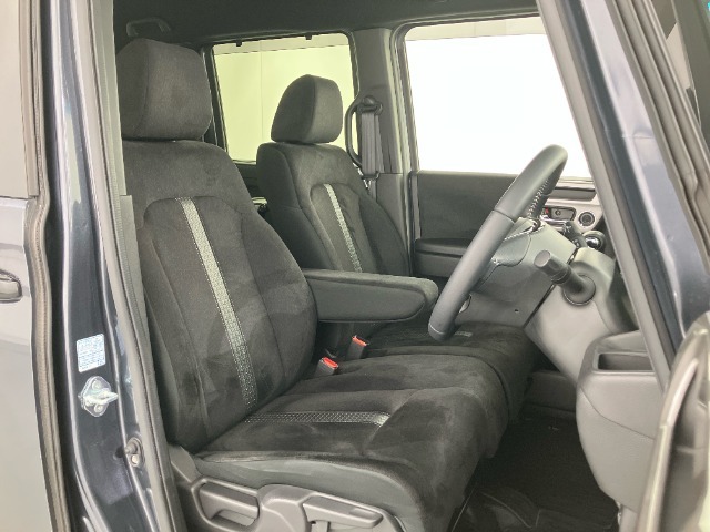 長時間運転しても疲れにくい素材にこだわったフロントシート！