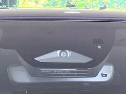 【トヨタセーフティセンス】走行中に前方の車両等を認識し、衝突しそうな時は警報とブレーキで衝突回避と被害軽減をアシスト。より安全にドライブをお楽しみいただけます。