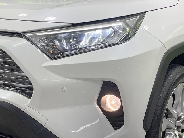 【LEDヘッドライト】悪天候や夜間走行時も良好な視界を確保し安心して運転できる高輝度LEDヘッドライトを装備！点灯速度が早く、消費電力も抑えられています。