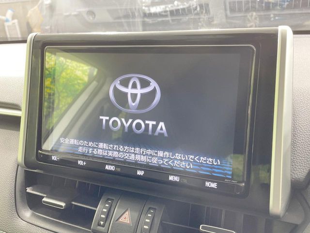 【純正9型ナビ】人気の純正ナビを装備。オーディオ機能も充実しており、Bluetooth接続すればお持ちのスマホやMP3プレイヤーの音楽を再生可能！毎日の運転がさらに楽しくなります！！