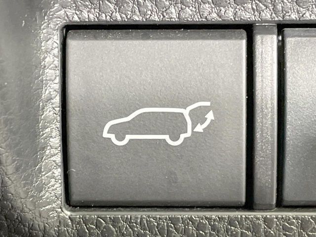 【パワーバックドア】スマートキーや運転席のボタンを押すだけでリアゲートが自動で開閉します！荷物を持っている時や、高い位置にあるバックドアを閉める際に便利な機能です♪