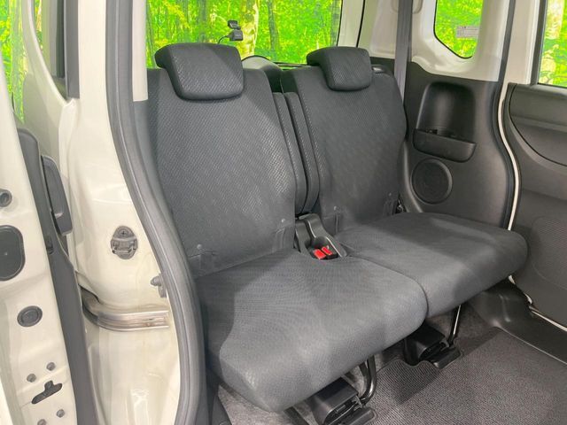 後部座席も気になるようなキズ・汚れやへたり等、大きなダメージはなく、良好な状態です。