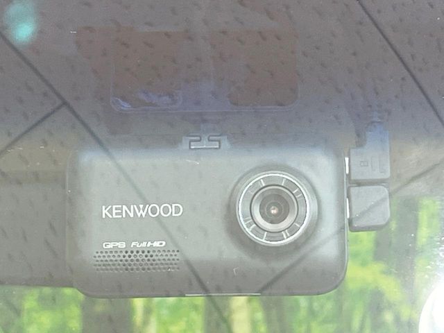 【ドライブレコーダー】安心・安全なカーライフに必須のドライブレコーダーを装備！走行中はもちろん、あおり運転や事故に遭遇した際の状況も映像で記録し、万一のリスクに備えます。