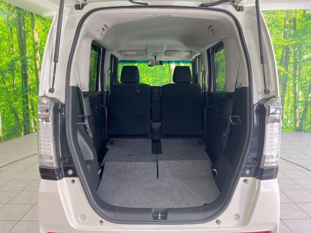 後席を格納すると、これだけの広さが！シーンに合わせたシートアレンジで、大きな荷物も積むことが出来ます♪
