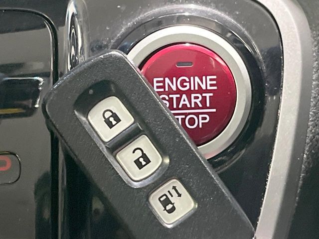 【Hondaスマートキー】カバンやポケットに入れたままでもドアの施錠・解錠が可能なスマートキーを装備。エンジンのオン・オフ時もカギを取り出す必要が無いからとっても便利です♪