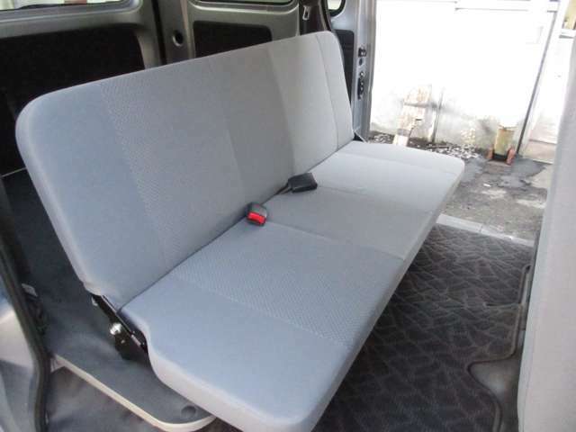 折り畳み式のリヤシートでゆとりある乗車スペースと広い荷室スペースを両立します。