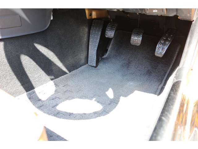 フロアマットも非常にきれいな状態です！クセのない非常に乗りやすい6速MT車となっております。
