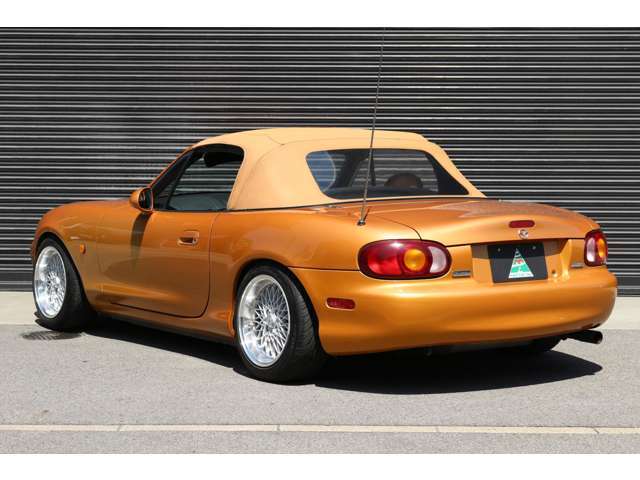 エボリューションオレンジマイカにタンカラーの幌が非常にマッチしていますね！