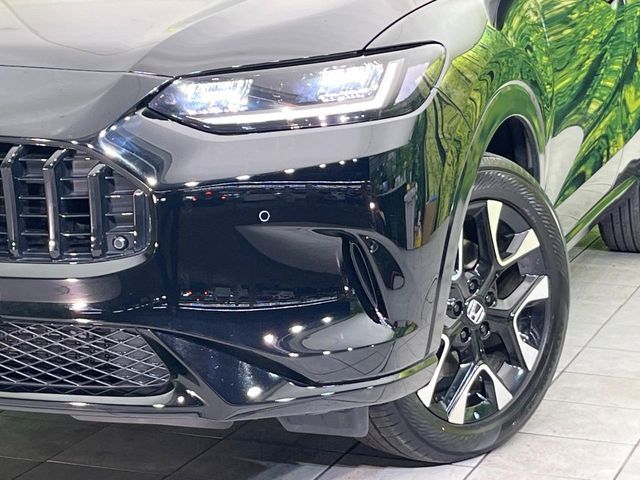 【LEDヘッドライト】悪天候や夜間走行時も良好な視界を確保し安心して運転できる高輝度LEDヘッドライトを装備！点灯速度が早く、消費電力も抑えられています。