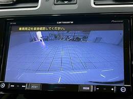 【カラーバックモニター】を装備しております。リアの映像がカラーで映し出されますので日々の駐車も安心安全です。
