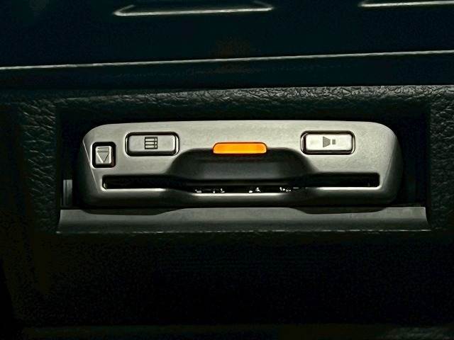 【ETC車載器】を装備しておりますので、ご納車直後からの遠距離ドライブも可能です。土日の利用料金の割引や、朝夕の通行料金