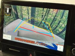 【バックカメラ】駐車時に後方がリアルタイム映像で確認できます。大型商業施設や立体駐車場での駐車時や、夜間のバック時に大活躍！運転スキルに関わらず、今や必須となった装備のひとつです！