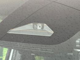 【プリクラッシュセーフティ】前方の車両等を検知し、衝突しそうな時は警報で注意を促し、ブレーキを踏む力をサポート。ブレーキを踏めなかった場合は衝突被害軽減ブレーキが作動、衝突回避をサポートします。