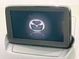 【マツダコネクトナビ】車内の雰囲気にマッチした一体型タイプのナビ。各種車輌設定やBluetooth再生等、様々な機能が楽しめます。直感的なダイヤル操作が可能で、使い勝手も良好です。