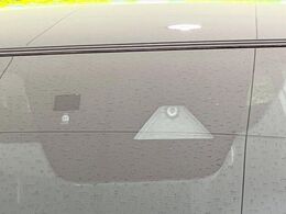 【スマートブレーキサポート】走行中に前方の車両等を認識し、衝突しそうな時は警報とブレーキで衝突回避と被害軽減をアシスト。より安全にドライブをお楽しみいただけます。