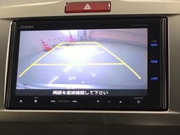 リバースギアに入れるだけで後方の表示へ切り替わります。夜間や雨の日の駐車も楽になりますよ。