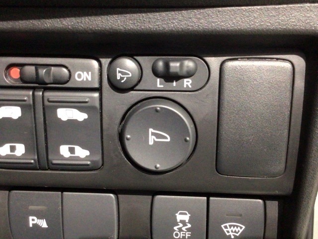 狭い駐車場で便利な電動格納ドアミラーが付いています。
