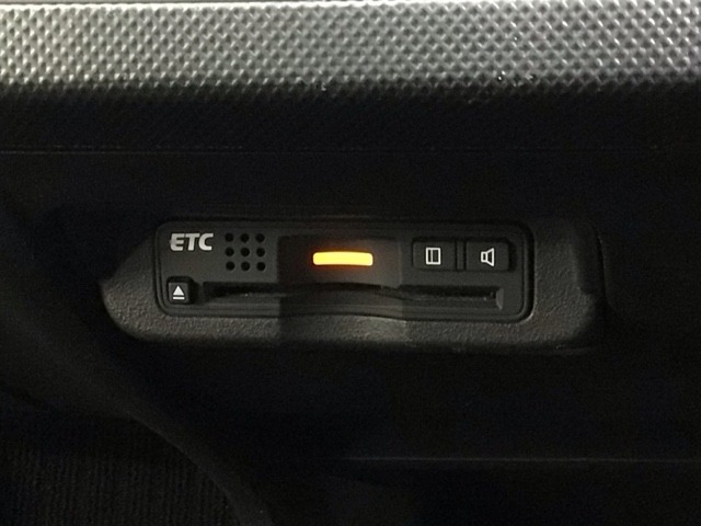 いまや快適なカーライフに欠かせないETCが付いています。