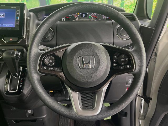 【車線維持支援システム】高速道路走行時、車線からはみ出しそうな時にステアリングを制御。より安心・安全な運転をサポートしてくれます！