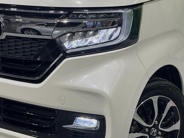 【LEDヘッドライト】悪天候や夜間走行時も良好な視界を確保し安心して運転できる高輝度LEDヘッドライトを装備！点灯速度が早く、消費電力も抑えられています。