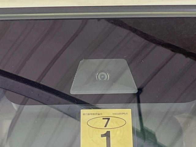 【ホンダセンシング】走行中に前方の車両等を認識し、衝突しそうな時は警報とブレーキで衝突回避と被害軽減をアシスト。より安全にドライブをお楽しみいただけます。