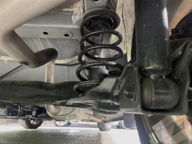 お車を安心してお乗りいただく為には、足回りの定期点検が欠かせません。サービスサポート（有償保証）では無料点検もご提供しており、安心のカーライフをお過ごしいただけるサポート体制が整っています。