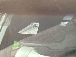 【トヨタセーフティセンス】走行中に前方の車両等を認識し、衝突しそうな時は警報とブレーキで衝突回避と被害軽減をアシスト。より安全にドライブをお楽しみいただけます。