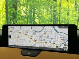 【12.3インチマツダコネクト】車内の雰囲気にマッチした大型ディスプレイ。スマホ接続でのナビ使用やBluetooth再生等、様々な機能が楽しめます。直感的なダイヤル操作が可能で、使い勝手も良好です。