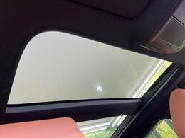 【サンルーフ】開放感たっぷりの希少装備、サンルーフが装着されています！車内に明かりを取り入れたり景色を楽しむ以外にも、車内の空気も簡単に換気できて快適です！