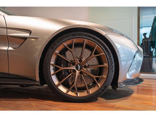 タイヤ：ミシュラン PILOT SPORT S 5　アストンマーティンの専用であり、共同開発した本タイヤには「AML」の刻印がございます。サイズ：フロント275/35/ZR21　リア325/30ZR21