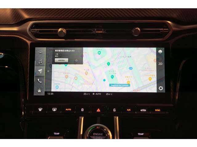 10.25インチの見やすいディスプレイにシンプルなボタン配置は、快適なドライブに役立ちます。